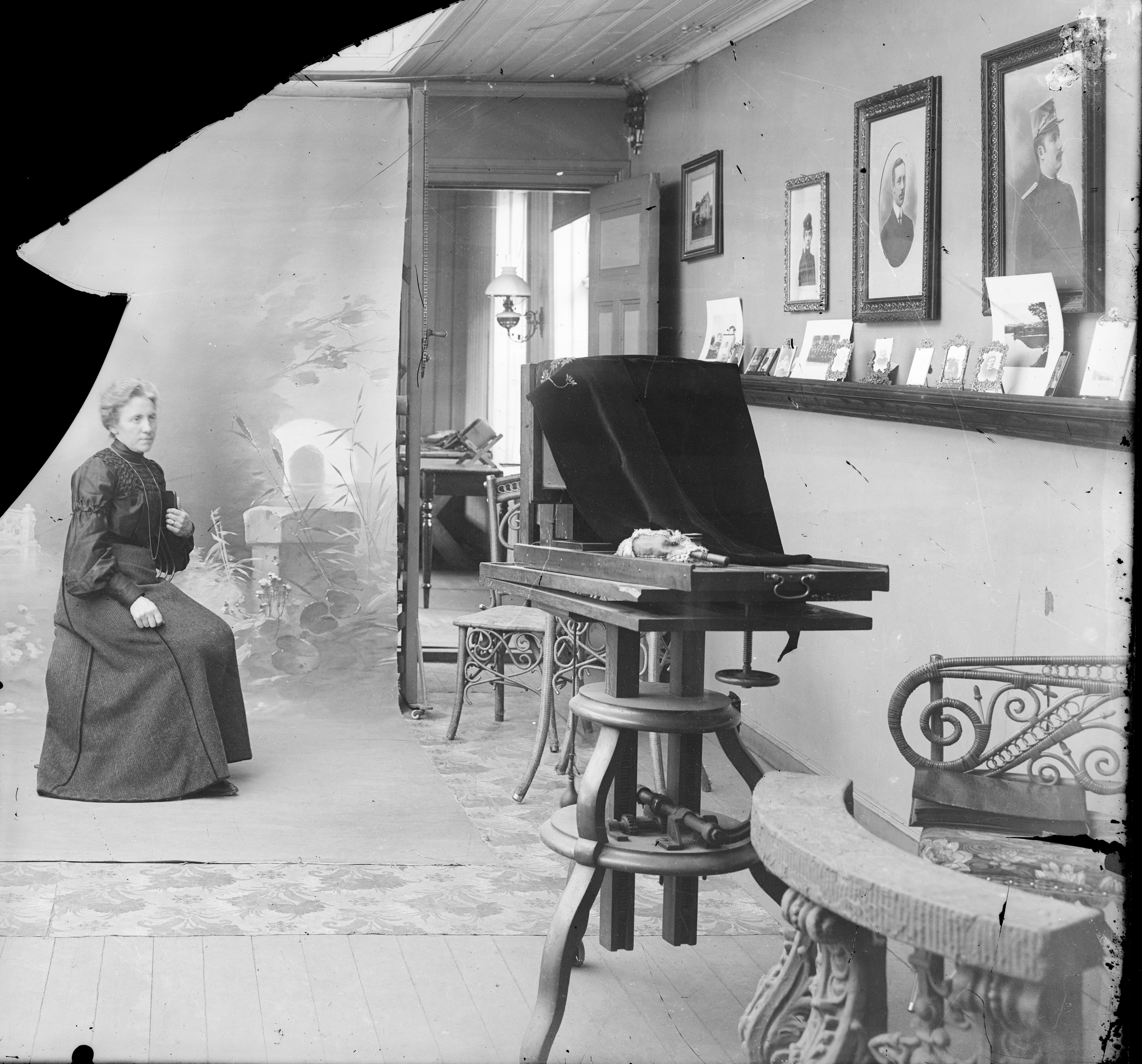 Kvinne blir avbildet i atelieret til Bertha Hognestad. (Bilde 89-880)